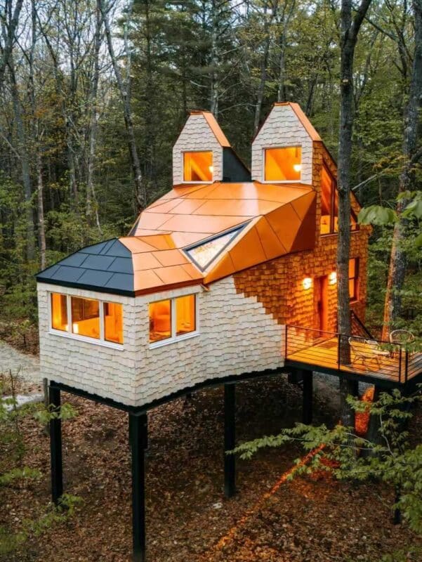 Die Rolle der erneuerbaren Energien beim Leben im Baumhaus Das Versteck des Kupferfuchses - Maine, USA