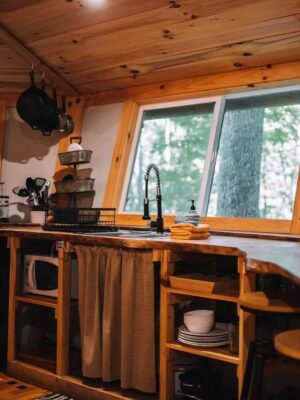 ¿Todavía te preguntas cómo amueblar una casa en un árbol? Ideas de mobiliario para espacios acogedores