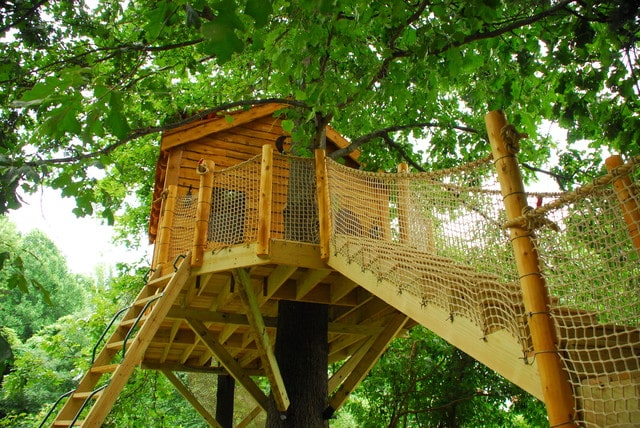 How to Create a Tree House That Blends with Its Natural Surroundings The Canopy Escape treehouse in Chester Springs, Pennsylvania